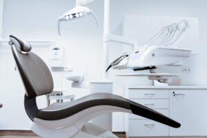 Implantologia stomatologiczna – co to jest i jak przebiega leczenie implantami zębowymi?